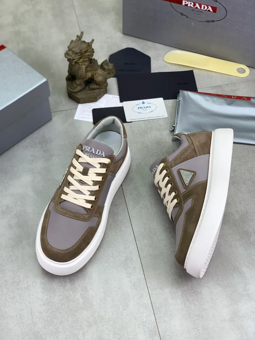 Men's shoes 💰P560💰 [New model] High version official website popular model is on the market, 🆘 Trendy brand (Prada) mainly promotes popular model, avant-garde and versatile fashionable men's shoes private version mold opening, cowhide surface splicing 1:1.. Stylish and simple, original imported cowhide lining cowhide feet; the atmosphere and personality are more fashionable, eye-catching and pursuing class. It will subvert the old idea and be a must-have for fashion trendsetters with you! Must keep it for yourself! Tall and comfortable, large and low, high-end quality workmanship. Code number: 38-44 5⃣️colors available.